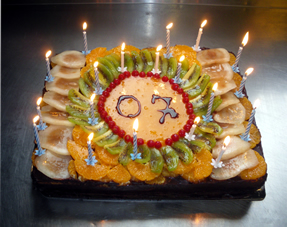 Gâteau à base de chocolat et poire et fruits de saison pour son anniversaire