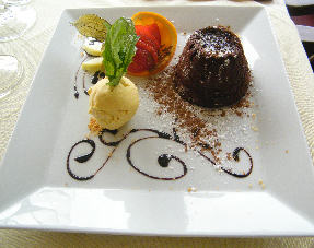 Moelleux au chocolat à la crème anglaise et sa boule de glace mandarine