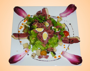 Salade gourmande : gésiers avec œuf de cailles et magret fumé, foie gras