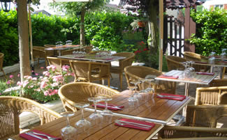 Cuisine fine et fraîche, servie l'été sur l'accueillante terrasse jardin de ce restaurant